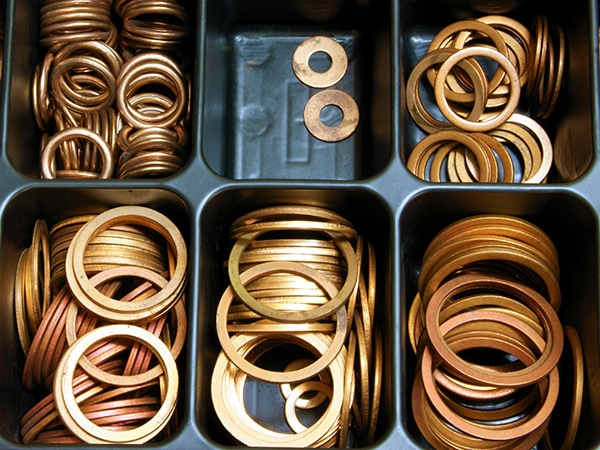 Finitura-superficiale-pezzi-metallici-in-rame full-service-azienda-per-coperture-civili-a-reggio-emilia